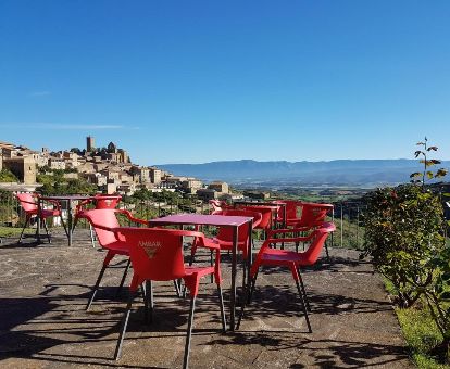 Terraza con mobiliario y maravillosas vistas al paisaje de este acogedor hotel rural.