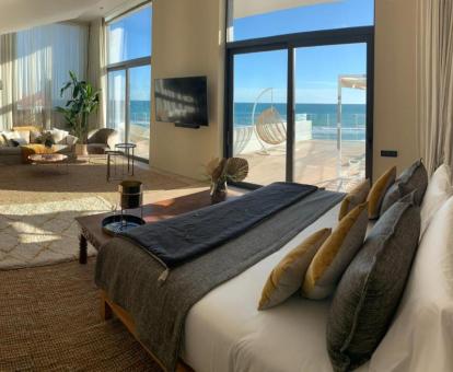 Foto de las instalaciones de este hotel con vistas al mar.