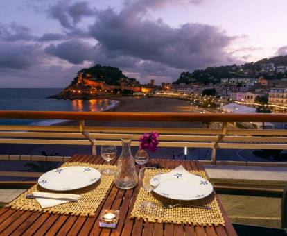 Foto de las instalaciones de este hotel con vistas al mar.