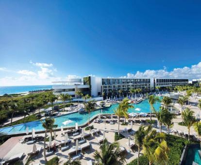 Foto de las instalaciones de este hotel frente al mar.