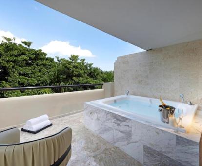 Foto de la bañera de hidromasaje privada en la terraza de la Suite Junior del hotel.