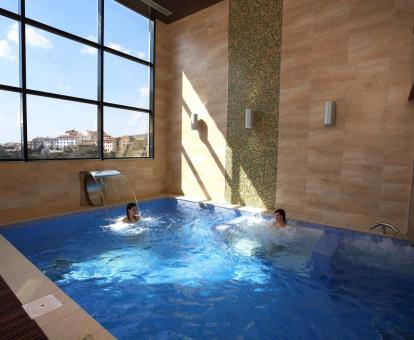 Foto de la piscina cubierta con chorros de hidroterapia del spa.