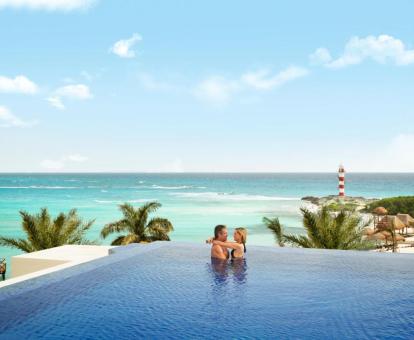 Foto de una de las piscinas con vistas al mar de este hotel solo para adultos.