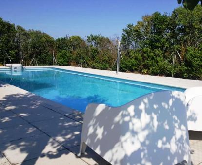 Foto de la piscina privada y rodeada de naturaleza de esta casa independiente.