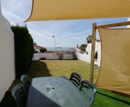 Foto de la zona ajardinada con vistas al mar de este coqueto estudio.