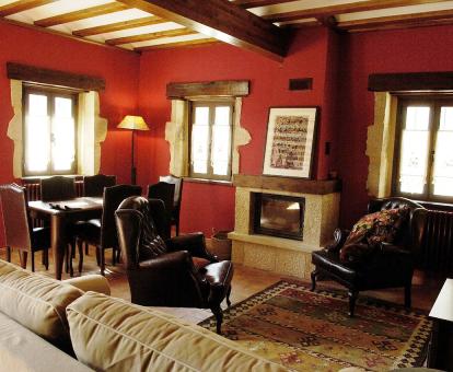 Foto de la sala de estar y comedor con chimenea de esta elegante casa rural.