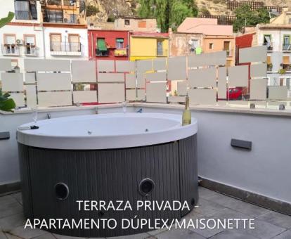 Terraza con jacuzzi privado en el exterior del apartamento dúplex