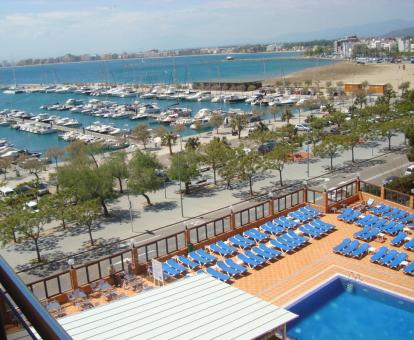 Foto de las instalaciones de este hotel con vistas al mar.
