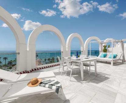 Foto de la terraza amueblada con vistas al mar de uno de estos lujosos apartamentos.