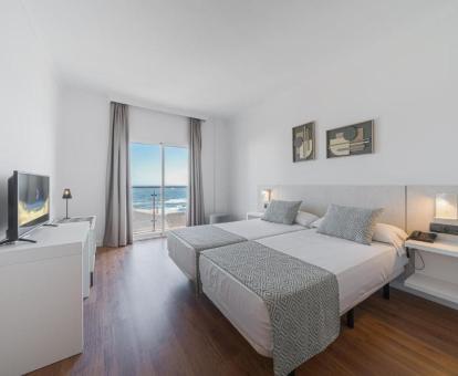 Foto de una de las habitaciones con vistas al mar del hotel.
