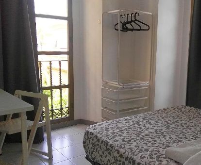 Una de las acogedoras habitaciones independientes con vistas a la ciudad de este hostel solo para adultos.