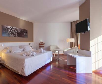 Foto de las instalaciones de este hotel con vistas al mar.