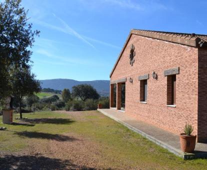 Foto de esta bonita casa rural con terraza rodeada de naturaleza.