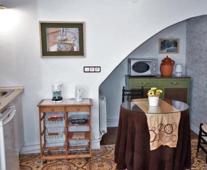 Foto de la zona de cocina con comedor del coqueto apartamento de un dormitorio.