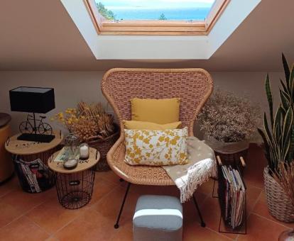 Foto de un rincón acogedor con vistas al mar del apartamento.