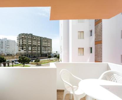 Foto del balcón con comedor exterior y vistas al mar de este apartamento independiente.