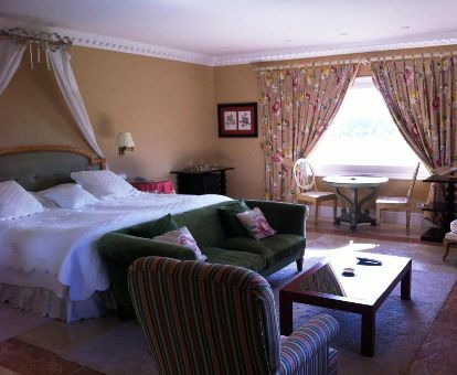 Una de las elegantes habitaciones dobles de este maravilloso hotel rural.
