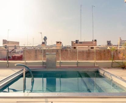 Foto de la piscina al aire libre disponible todo el año del hotel.