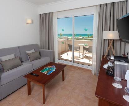 Foto de una de las habitaciones con vistas al mar de este hotel.