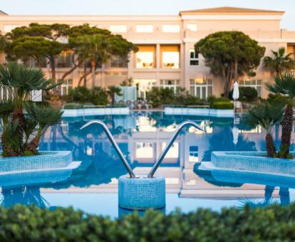 Foto de la piscina con chorros de hidroterapia al aire libre del hotel.