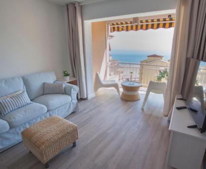 Foto de la sala de estar con vistas al mar de este coqueto apartamento independiente. 