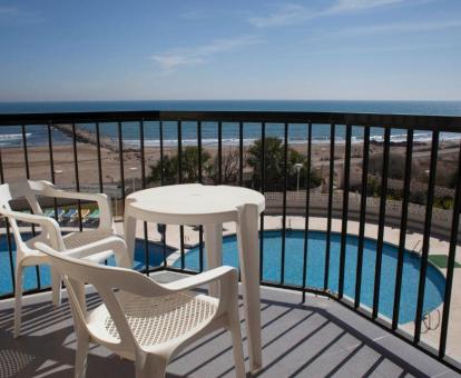 Foto de las instalaciones de este hotel con vistas al mar.