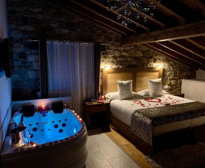 Hermosa habitación romántica con jacuzzi privado junto a la cama en este hotel ideal para parejas.