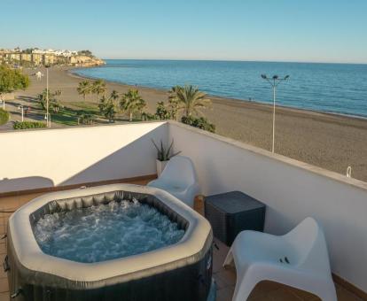 Foto de la terraza privada con vistas al mar de uno de los apartamentos con jacuzzi.