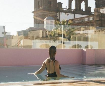 Foto de la piscina al aire libre disponible todo el año de este emblemático hotel.