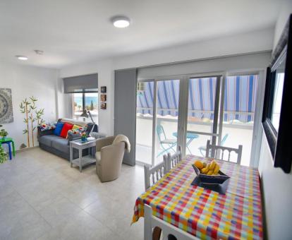 Fotos del interior de este luminoso apartamento con vistas al mar y balcón.