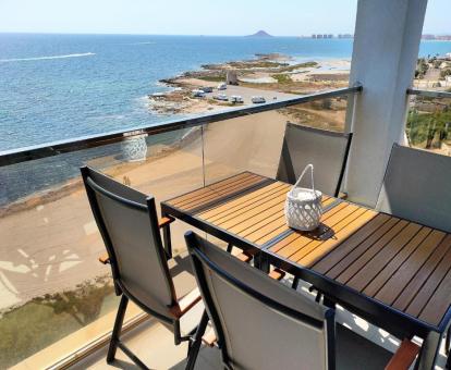 Foto de la terraza amueblada con espectaculares vistas al mar de este apartamento.
