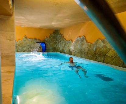 Foto de la piscina cubierta con chorros del spa del alojamiento.