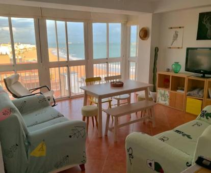 Foto de las vistas al mar desde el interior de este apartamento.