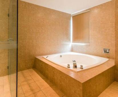 Foto de la bañera de hidromasaje privada del apartamento ático.