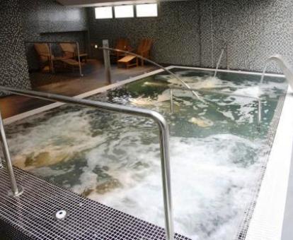 Foto de la piscina de hidroterapia del spa.