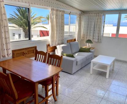 Foto del interior de este luminoso apartamento con vistas al mar.