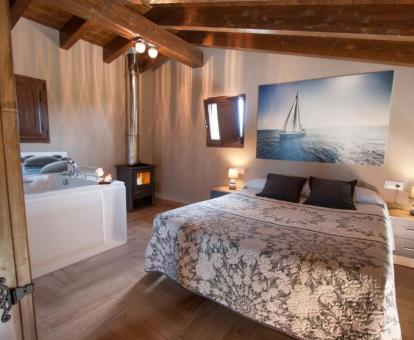 Foto del dormitorio con jacuzzi privado de una de las villas con vistas al mar.