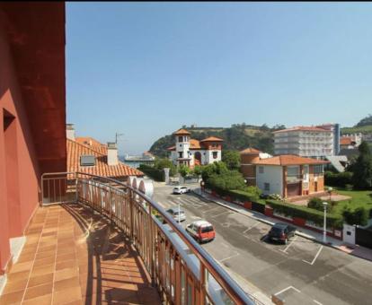 Foto de la terraza con vistas al mar y a los alrededores de una de las habitaciones del hotel.