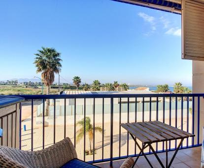 Foto del balcón con comedor exterior y vistas al mar de este apartamento independiente.