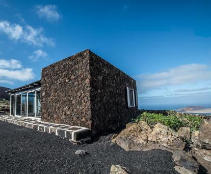 Foto de esta acogedora casa independiente con impresionantes vistas al mar y a la isla de La Graciosa.