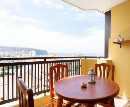 Foto del balcón con comedor exterior y vistas al mar del apartamento.
