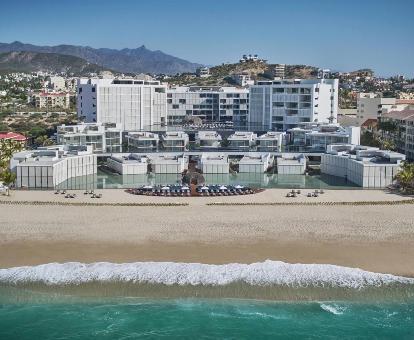 Foto de las instalaciones de este hotel frente al mar.