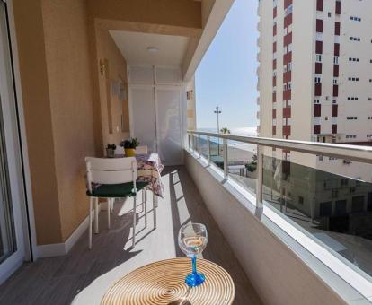 Foto del amplio balcón amueblado con vistas al mar de este apartamento.