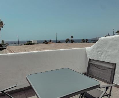 Foto de la terraza con comedor exterior y vistas al mar de uno de los estudios.