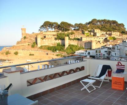 Foto de las instalaciones de este hotel con vistas al mar.