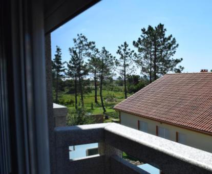 Foto del balcón con vistas al mar de uno de los apartamentos.