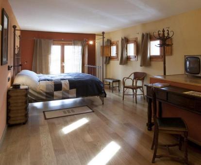 Fotode una de las habitaciones de estilo rústico y cama extragrande.