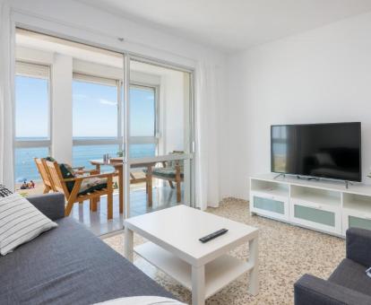 Foto de la luminosa sala de estar con vistas al mar de este apartamento.