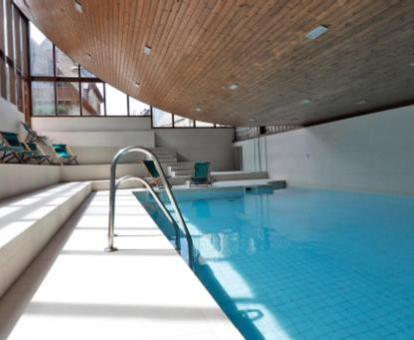 Foto de la piscina interior del hotel abierta todo el año.