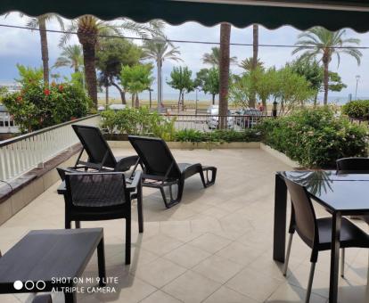 Foto de las instalaciones de este hotel con vistas al mar.